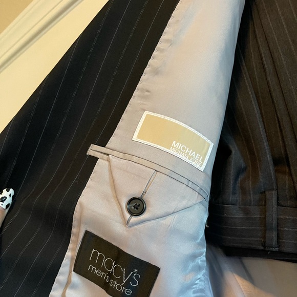 Michael Kors Mens Suit w/ Pants and Jacket - Picture 3 of 9